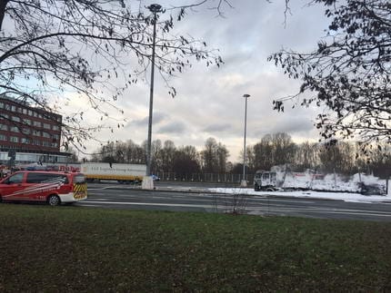 LKW brennt in Bremen-Neustadt im Neustädter Hafengebiet aus - Zwei Schwerverletzte