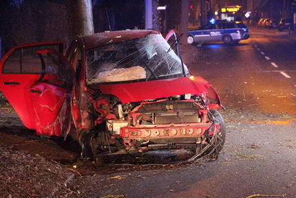 Unfall Kattenesch, Obervieland: Toyota prallt gegen Betonlichtmast