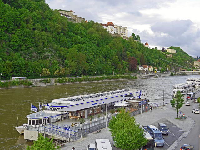 Schiffsunglück: Hotelschiff "Swiss Crystal" auf dem Rhein bei Duisburg gegen einen Brückenpfeiler der A42 geprallt
